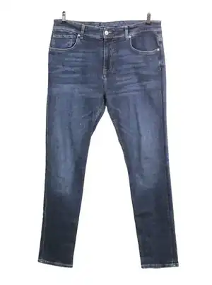 Jeans azul lavado recto tiro medio clásico