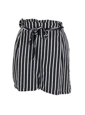 Short rayado blanco y negro con cinturón