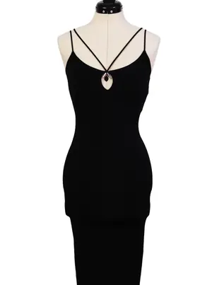 Vestido ajustado con tirantes delgados