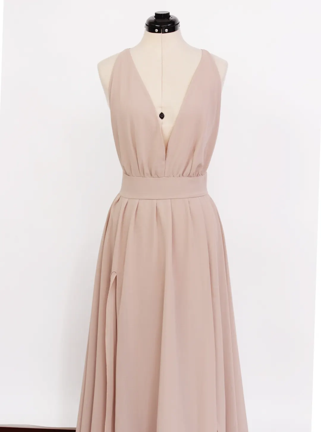 Vestido largo con escote profundo y falda fluida