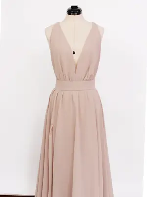 Vestido largo con escote profundo y falda fluida