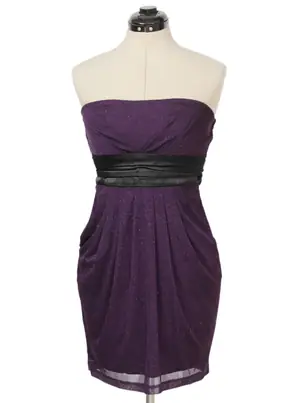 Vestido corto strapless morado con brillo