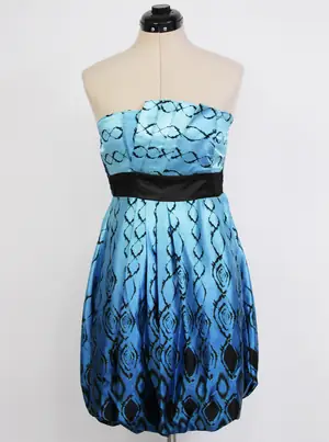 Vestido strapless estampado con cintura marcada