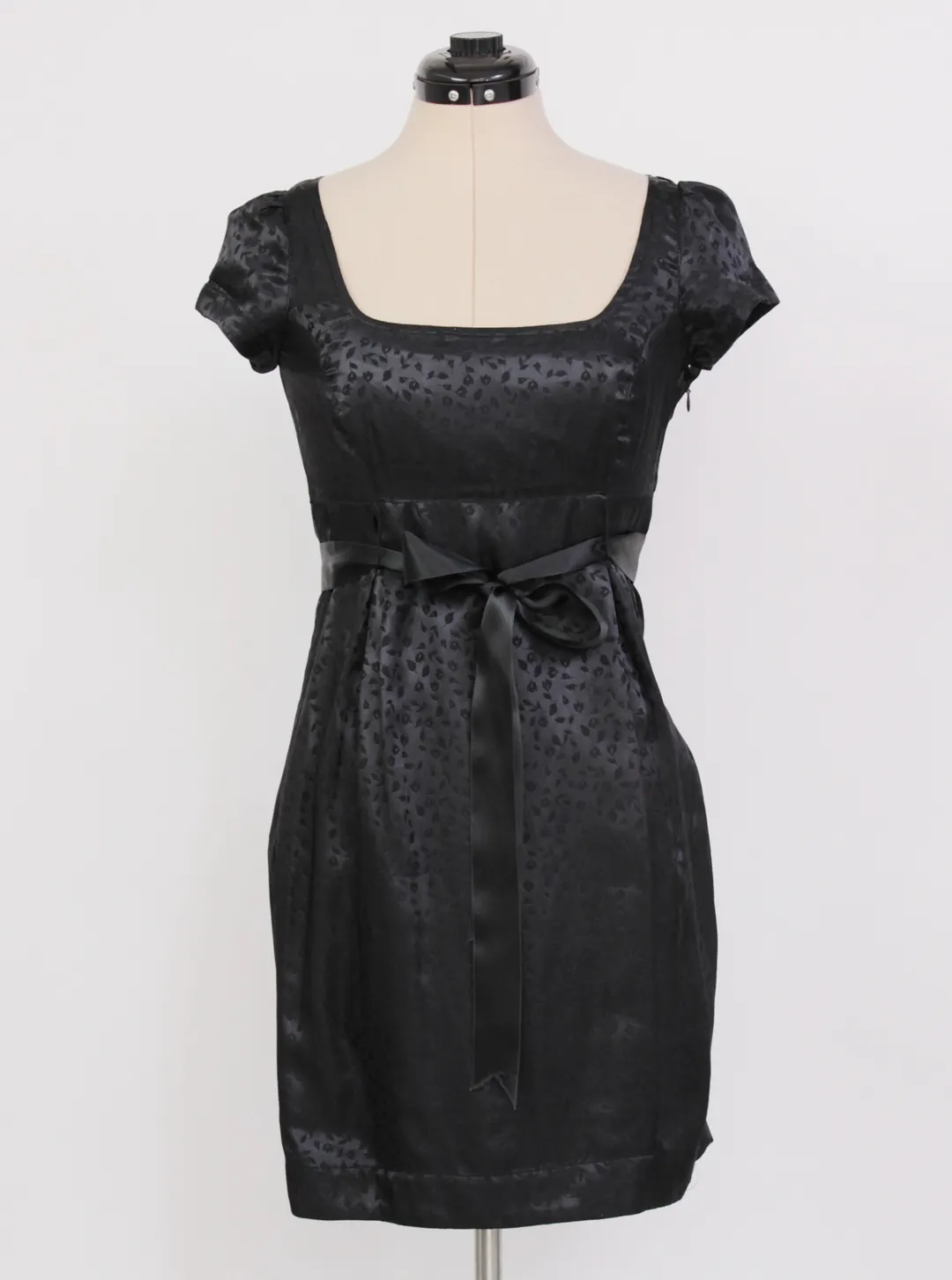 Vestido ajustado de manga corta con lazo en la cintura