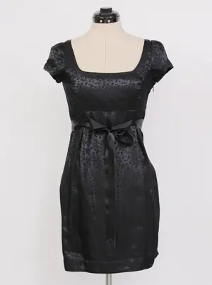 Vestido ajustado de manga corta con lazo en la cintura