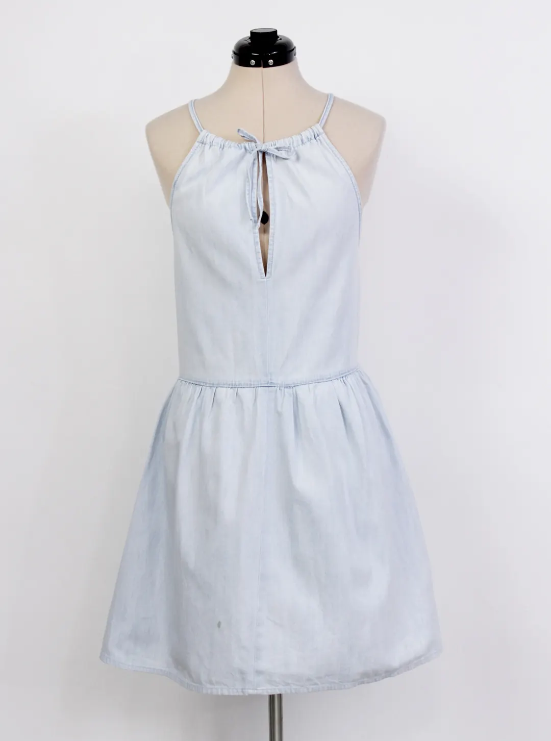 Vestido denim claro halter corte evasé