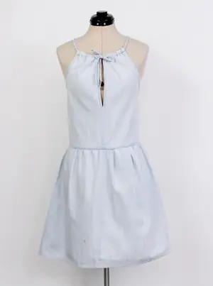 Vestido denim claro halter corte evasé