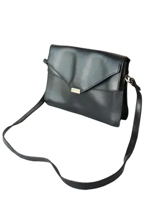 Cartera tipo sobre con solapa geométrica