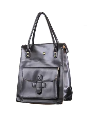 Cartera de hombro con bolsillo frontal y detalle metálico