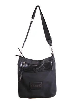 Cartera tipo hobo con cierre y detalles de textura